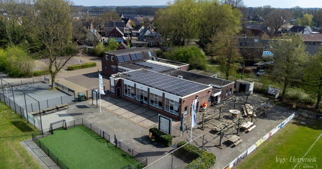 Deze voetbalclub verduurzaamde flink om geld te besparen: 'Patat smaakt hetzelfde uit elektrische frituur'