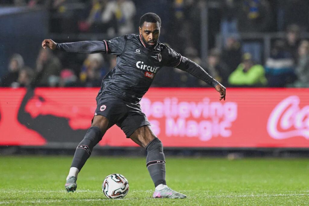 Paspoortgate waait over naar België: Gyrano Kerk aan de kant bij Antwerp