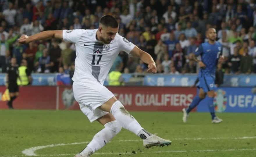 West Ham play waiting game as budget striker bangs in goals on international duty