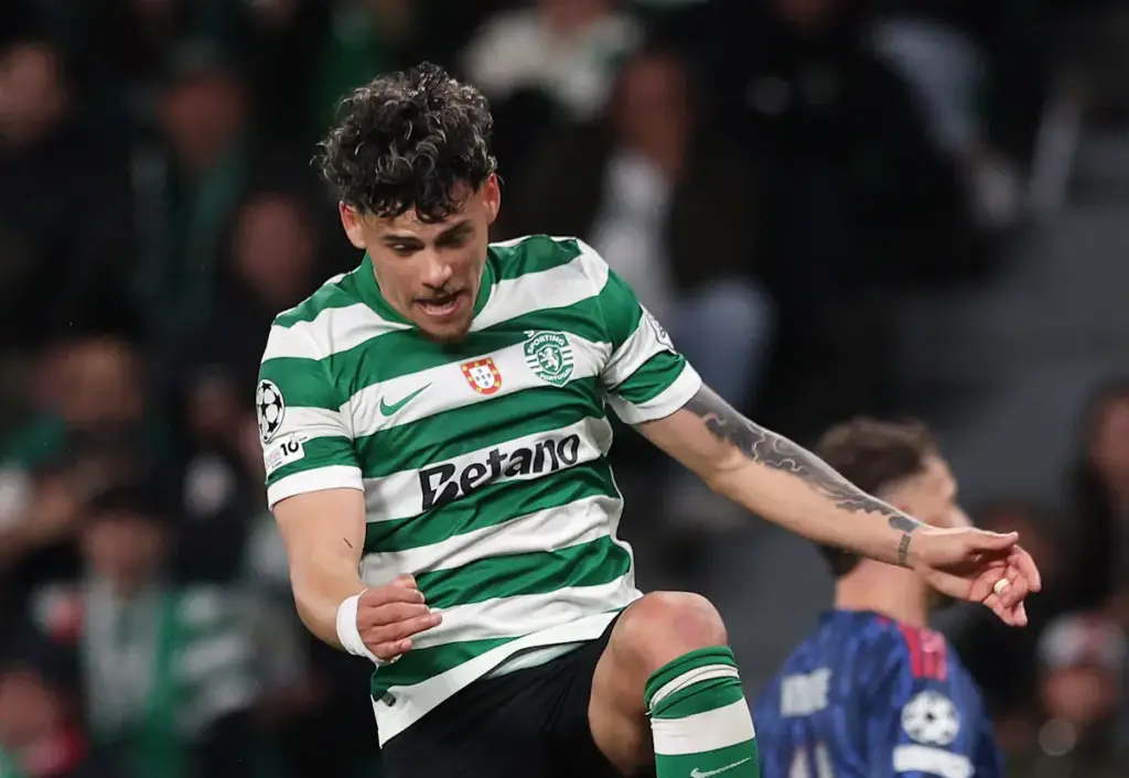 Maxi Araujo jumps over goalkeeper David Raya while playing for Sporting Lisbon