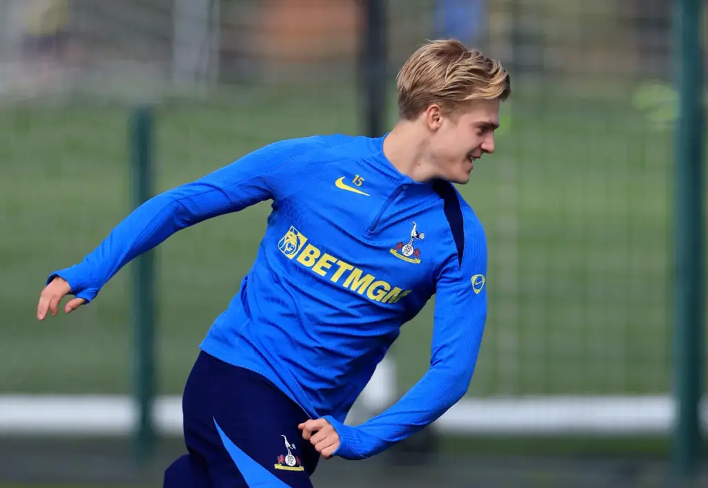 Tottenham star Lucas Bergvall runs in training
