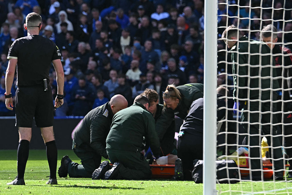 Giorgi Mamardashvili was caught up in a collision as Everton equalised