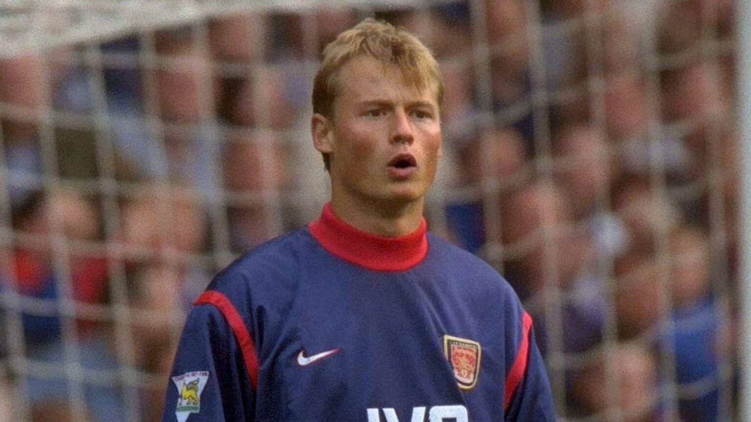 Former Arsenal goalkeeper Alex Manninger has died in a traffic accident, aged 48