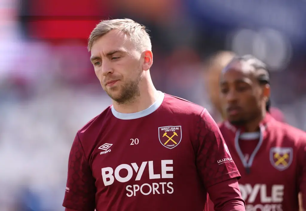 Jarrod Bowen warms up for West Ham before a match
