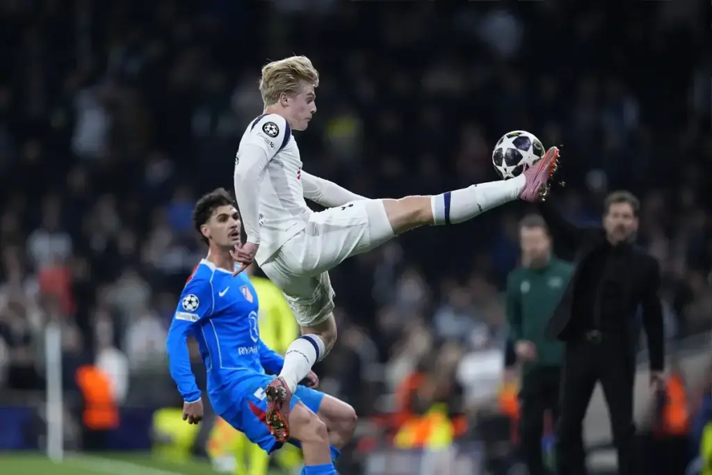 Opinion: Why Aston Villa must pounce on Lucas Bergvall amid Tottenham relegation crisis