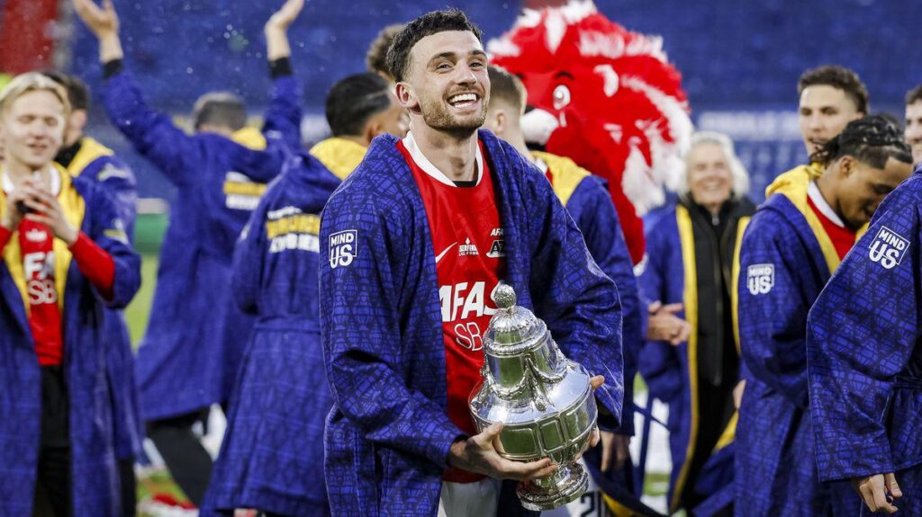 [Alasdair Gold] Understand Parrott would be keen on a return to a club he loved, regardless of their top flight status, if he was to get the chance to show what he can do in their shirt. The young striker was always desperate to be a success for Spurs and distance has not changed that.