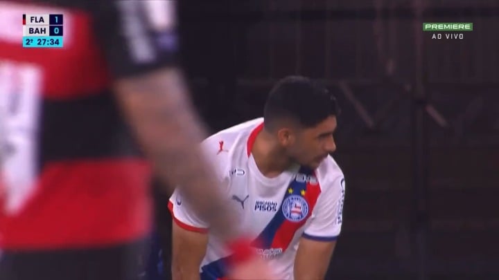 Everton Ribeiro sendo homenageado com aplausos da torcida do Flamengo no Maracanã ao ser substituído