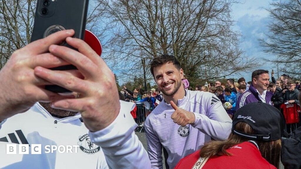 [Stone] Man Utd fans flocking to Irish training base