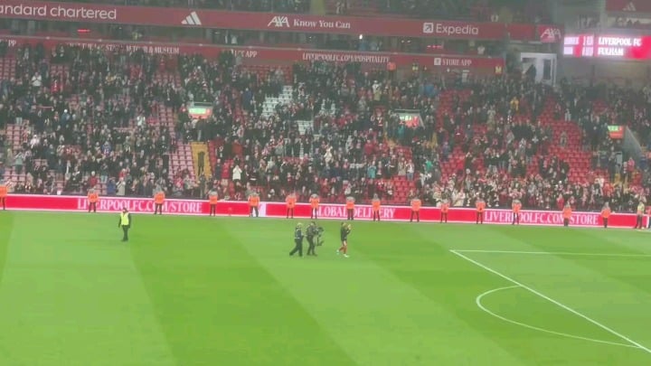 Mo Salah and Andy Robertson serenaded by the Kop after the final whistle. #YNWA❤️