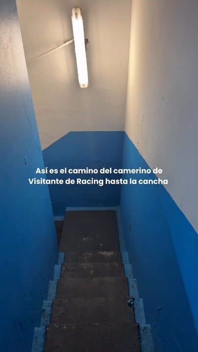 Esse é o caminho que o time visitante faz pra chegar no campo do Racing