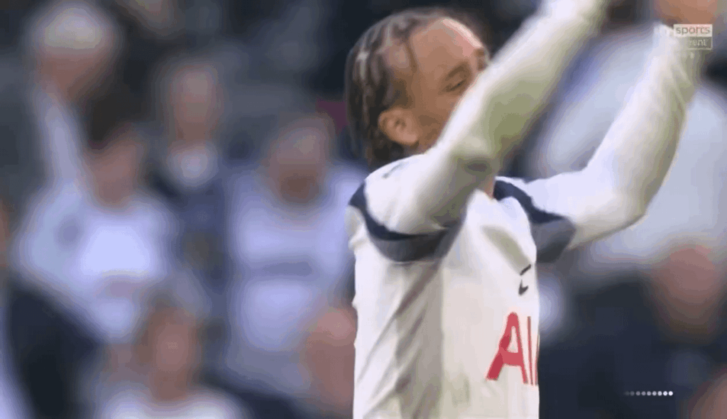 Reação de Xavi Simons ao final do jogo após o Tottenham sofrer o empate nos acréscimos