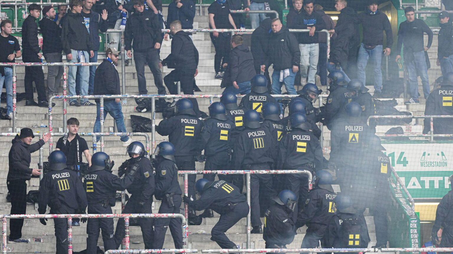 Nach dem Abfiff des Nordderbys schießen die HSV Fans Raketen in die Ostkurve. Es kommt zur Räumung des Gästeblocks durch die Polizei.