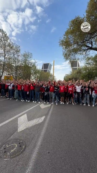 Bayern Fans on the way to Bernabeu. Official 3800 Bayern fans are to be expected, inofficial very likely higher.