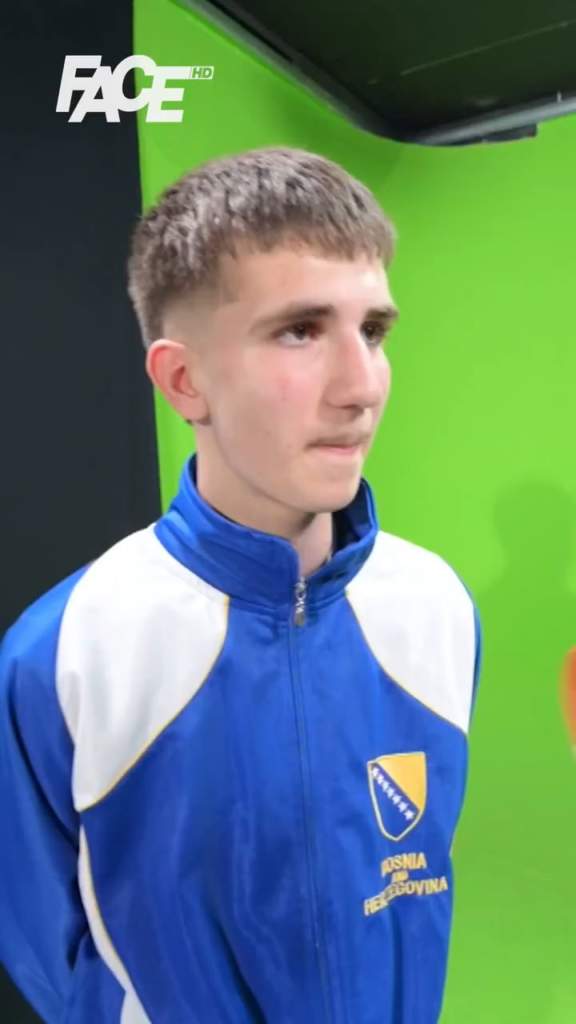 Afan Cizmic, o apanha-bolas de 14 anos que roubou as anotações de Donnarumma, mostrou o “troféu” na televisão da Bósnia. Agora, há uma campanha para levá-lo ao Mundial como talismã.