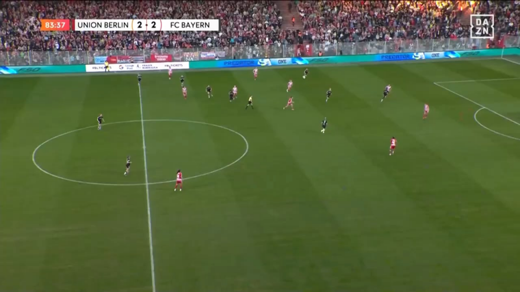 FC Bayern Frauen [3] -- 2 FC Union Berlin Frauen 84': Giulia Gwinn hits it from the air and into the net from the Bühl cross