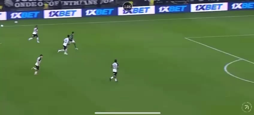 Após soco no rosto de jogador do Corinthians, juiz evita expulsar jogador do Palmeiras