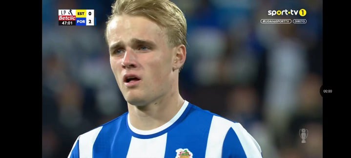 Estoril 0 - FC Porto 2 Lance entre Froholdt e Tsongui (47)