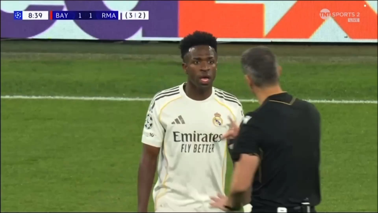 Me intriga o fato de Kimmich nunca reagir cada vez que Vini o provoca.