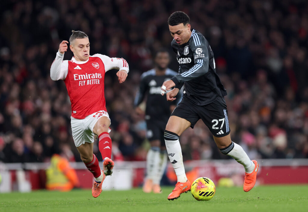 LONDON, ENGLAND - DECEMBER 30: Morgan Rogers of Aston Villa runs with the ball whilst under pressure from Leandro Trossard of Arsenal during the Premier League match between Arsenal and Aston Villa at Emirates Stadium on December 30, 2025 in London, England. (Photo by Julian Finney/Getty Images)