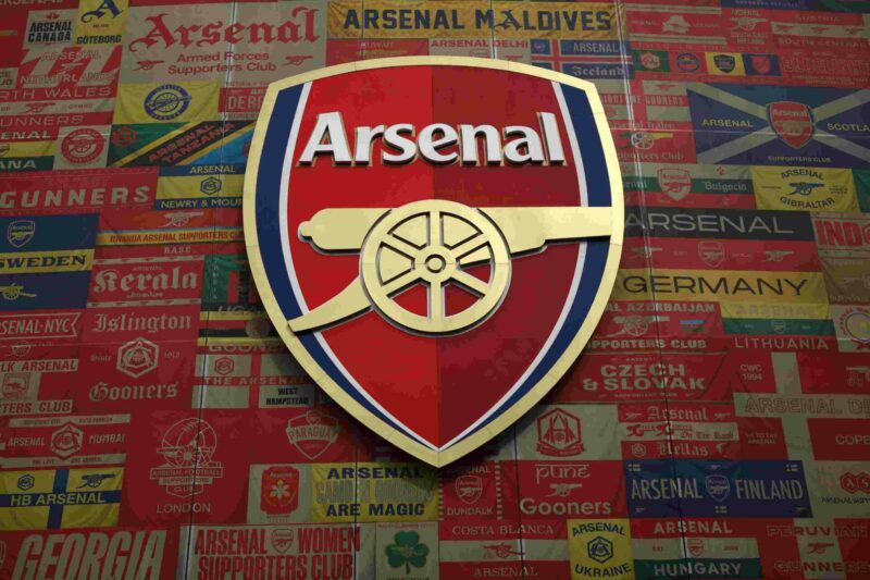 LONDON, ENGLAND - OCTOBER 04: The Arsenal badge is seen on the outside of the stadium prior to the Premier League match between Arsenal and West Ha...