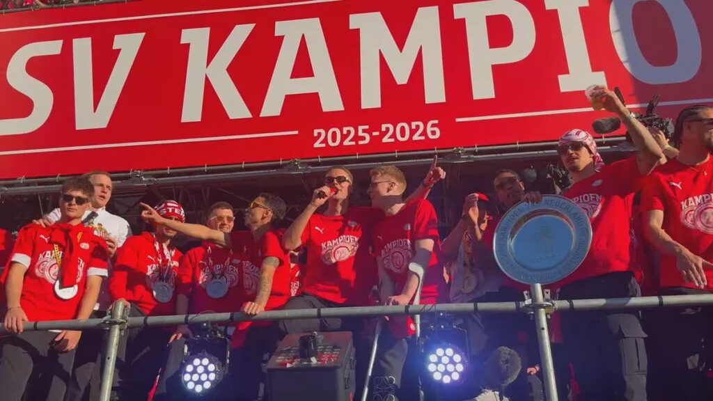 Opvallende reactie Veerman na 'Joey in Oranje' tijdens PSV-huldiging ('Ze zoeken het maar uit met z'n allen')