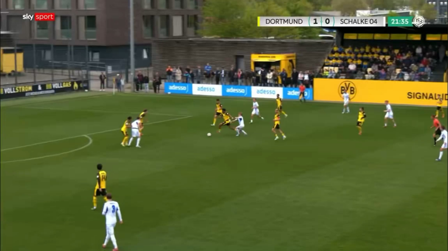 Amazing teamwork sequence by BVB U19s against Schalke U19s