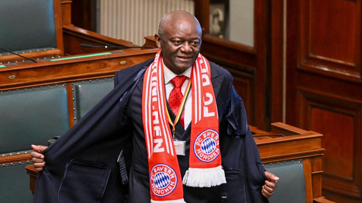 Stolzer Kompany-Papa taucht mit Bayern-Schal im belgischen Parlament auf