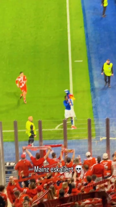 Nachdem Straßbourg provokant vor den Mainzer Fans feiert, entsteht eine hitzige Rangelei zwischen den Spielern