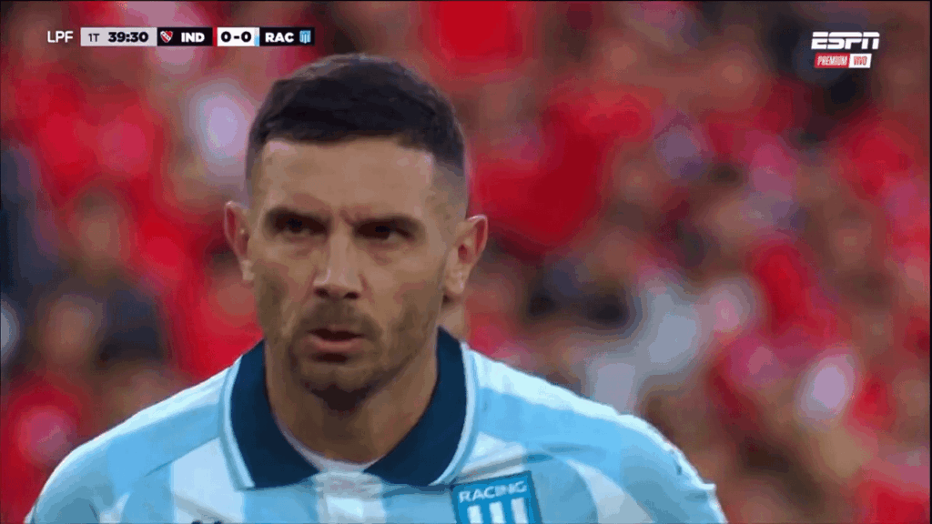 Racing Club's Adrián Martinez misses a panenka in the Avellaneda derby, after which the Independiente players go up to him to congratulate him [ Can you see Marcos Rojo? ]