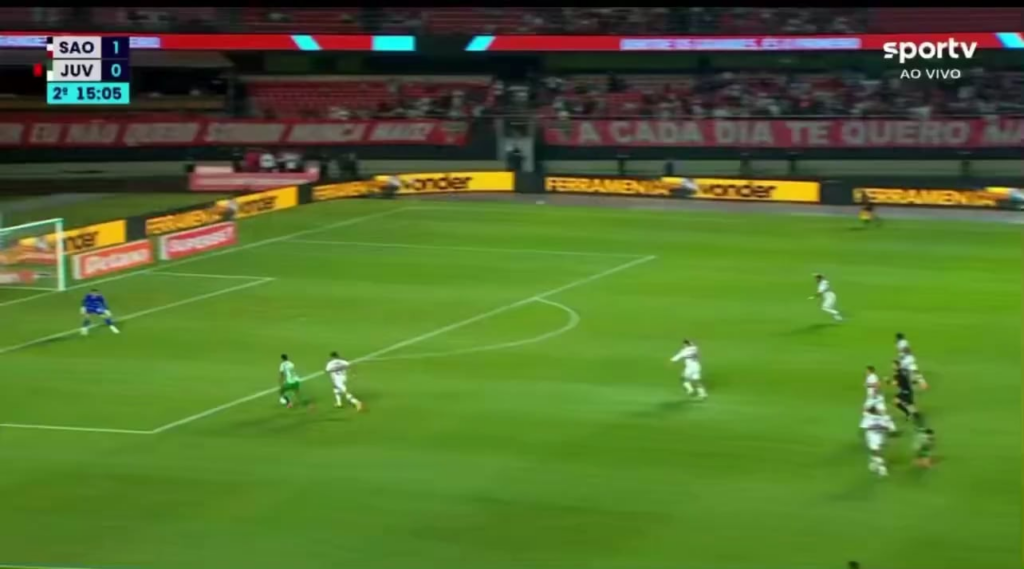 O cara deu o pior chute da vida dele e saiu sentindo dor no ombro (????????)