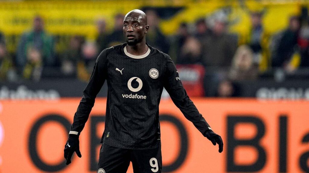 Guirassy mit Wechselgedanken: Laut "Bild" soll der BVB-Torjäger zu dem Entschluss gekommen sein, im Sommer etwas neues auszuprobieren. Fenerbahçe, Milan und die Premier League gelten als mögliche Ziele. Vertraglich soll im Juli eine Kaufoption in Höhe von 35 Millionen Euro greifen.