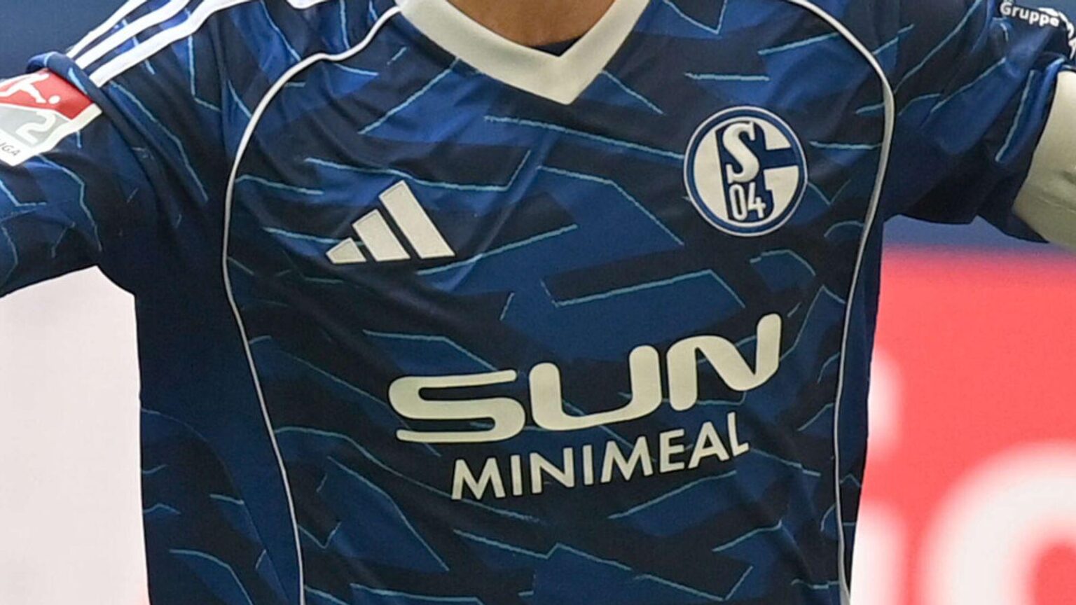 FC Schalke 04 hat neuen Hauptsponsor gefunden: Es handelt sich dabei um ein Unternehmen aus der Region mit einer "hohen emotionalen Verbindung zum Klub". Der Vertrag geht über drei Jahre und soll Schalke pro Saison rund sieben Millionen Euro in die Kassen spülen, doppelt so viel wie bisher.