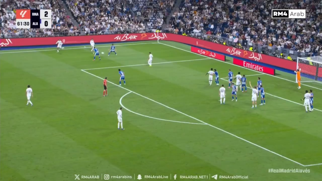 The defender clears Brahim Díaz's ball off the goal line !! Great attempt