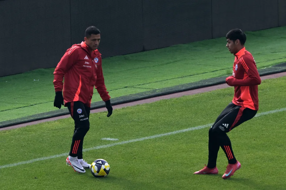 Chile's forward Alexis Sanchez (L) and Chile's forward Dario Osorio