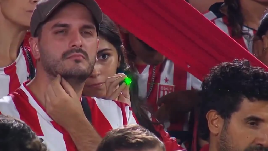 Esse câmera merece um bom aumento.