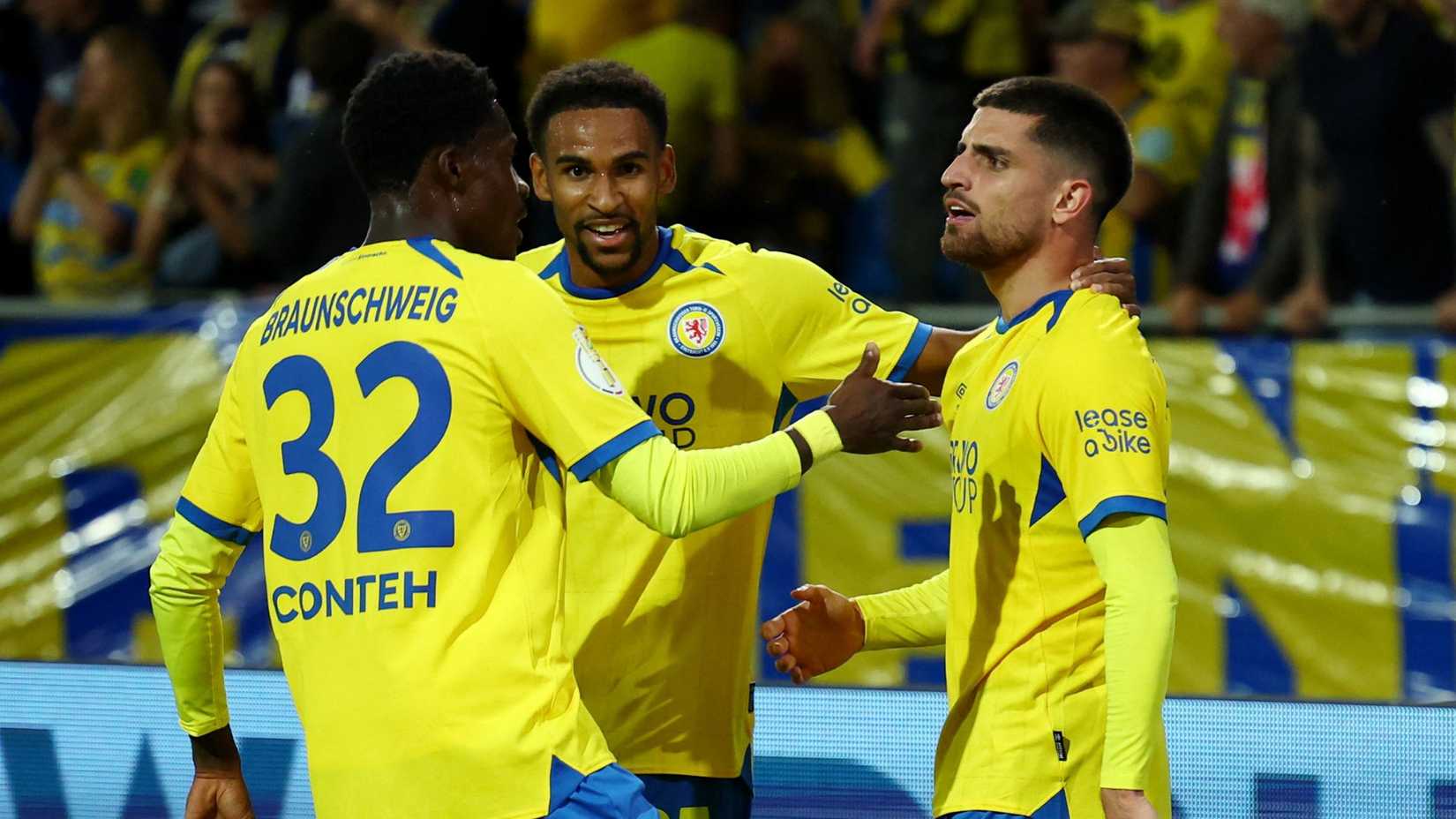Soccer Football - DFB Cup - First Round - Eintracht Braunschweig v VfB Stuttgart - Eintracht-Stadion, Braunschweig, Germany - August 26, 2025 Eintracht Braunschweig's Fabio Di-Michele-Sanchez celebrates scoring their third goal with Christian Conteh and Sanoussy Ba REUTERS/Lisi Niesner 