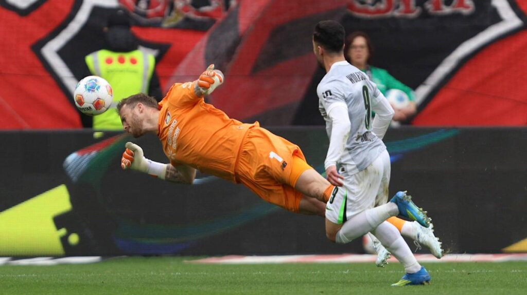 Hohn von den Bayer-Fans: Flekken und die Psycho-Falle - Leverkusens Torhüter erntet nach Unsicherheiten Spott