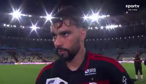 Reporter da Globo agradecendo ao jogador pela vitória do Flamengo