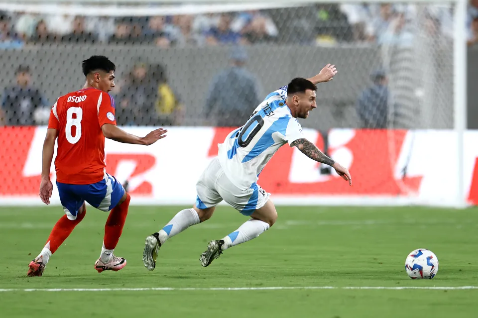 Darío Osorio of Chile and Lionel Messi