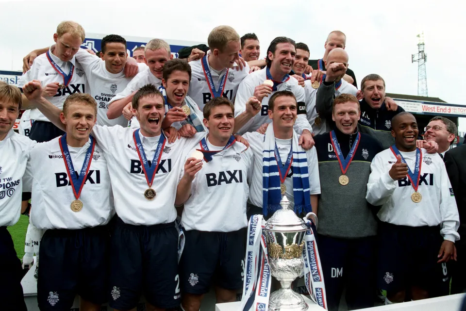 David Moyes, Teuvo Moilanen, Rob Edwards, Mike Jackson, Ryan Kidd, Graham Alexander, Michael Appleton, Paul McKenna, Mark Rankin, David Eyres, Bjarki Gunnlaugsson and Brett Angel of Preston North End celebrate with Division 2 trophy