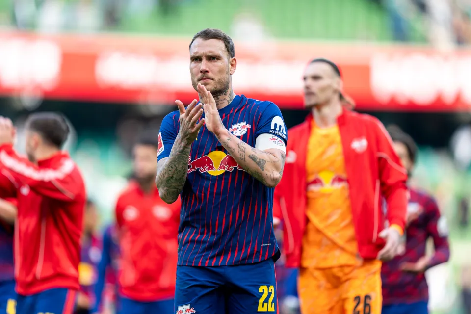 David Raum clapping RB Leipzig fans