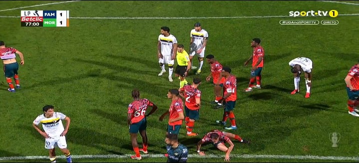 Famalicão 1 - Moreirense 1 VAR reverte possível penalty para o Famalicão (77)