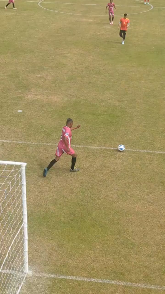 Um trecho curto de um jogo de futebol disputado na segunda divisão da Índia se tornou viral em pouco tempo.