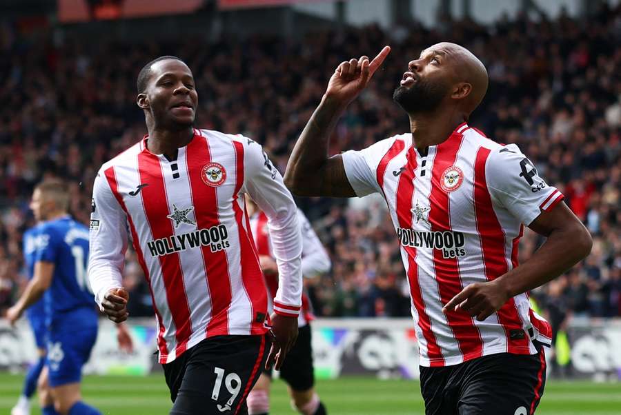 Brentford's Igor Thiago celebrates scoring their first goal with Dango Ouattara