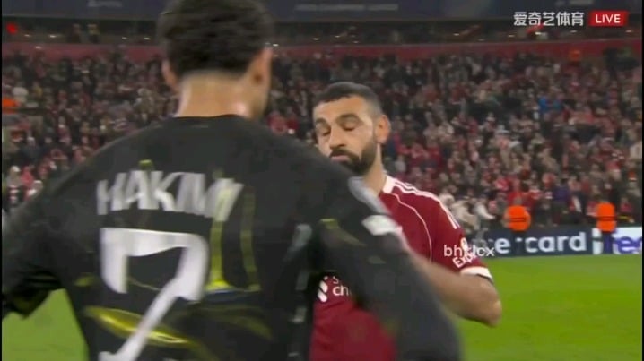🎥 The moment Nuno Mendes asks for Mohamed Salah’s shirt Mohamed Salah told him he would give it to him in the locker room ❤️
