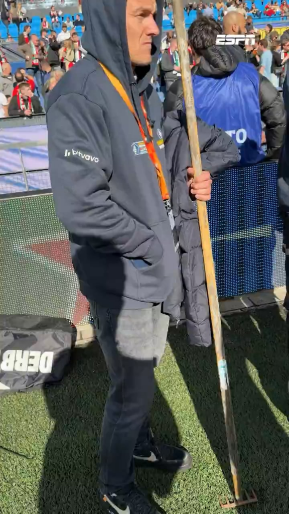 Jens Toornstra is vandaag de grasmeester van dienst: "Ik heb een vrijgezellenfeest, dit was één van de opdrachten"