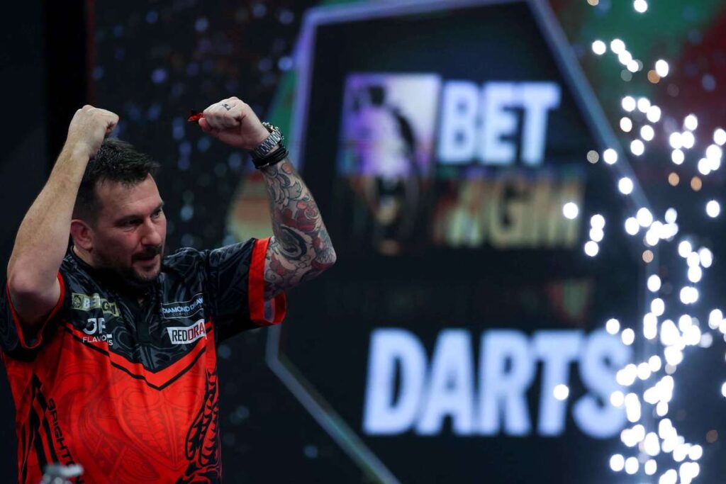 Clayton beats MVG in thrilling Brighton final to regain Premier League top spot