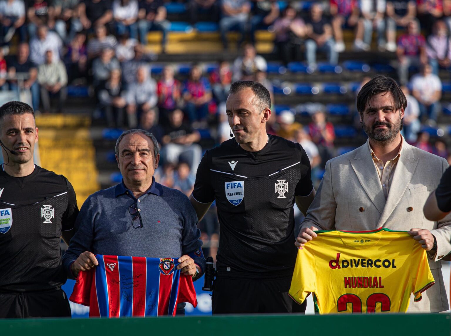 Felgueiras e Paços de Ferreira oferecem camisola ao árbitro João Pinheiro que foi nomeado para o Mundial 2026.