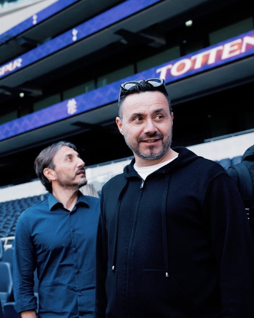 [Spurs Official] In his new home 🏠 Roberto visited @tottenhamhotspurstadium yesterday, checking out the facilities and meeting with fans 🤍
