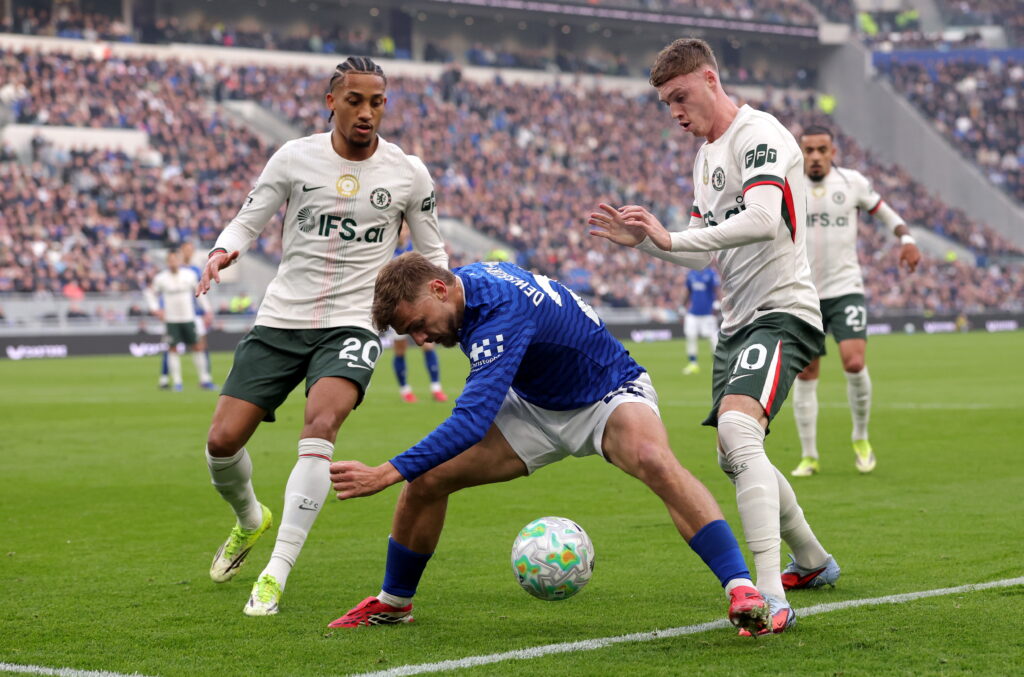 Barcelona consider shock move for Chelsea forward